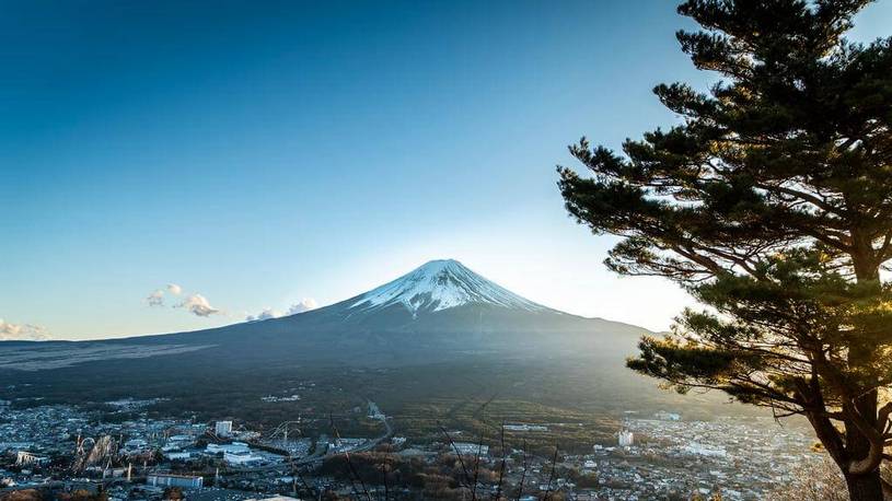 Вид на вулкан Фудзи в Японии